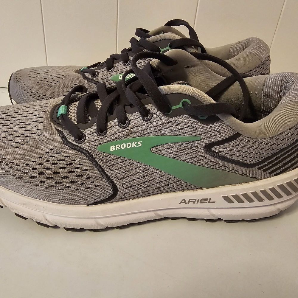 Brooks Ariel 20 1203151B076 women 9.5 pre owned